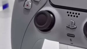Как выглядит вблизи новый DualSense, выполненный в стиле God of War
