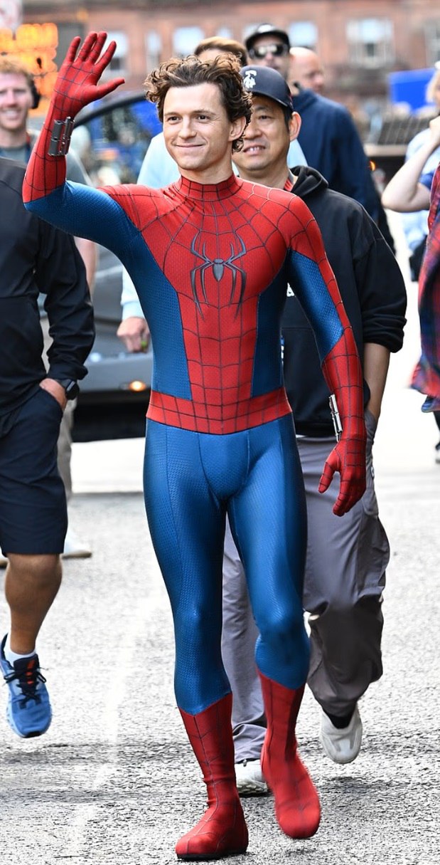 В сеть утекли фотографии со съёмок четвёртого «Человека-паука» с Томом Холландом