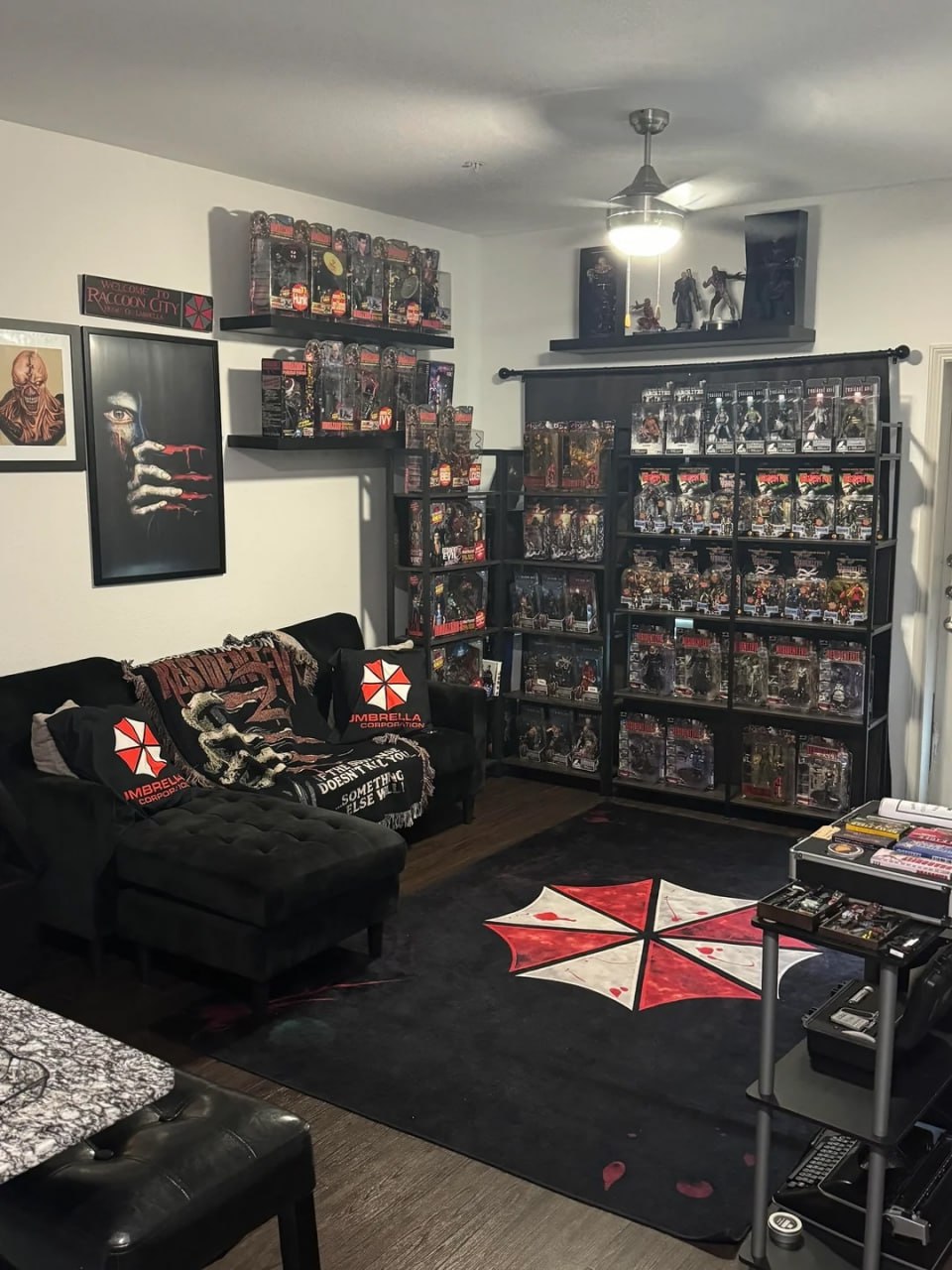 Фанат Resident Evil показал свою комнату, которую собирал и обставлял годами
