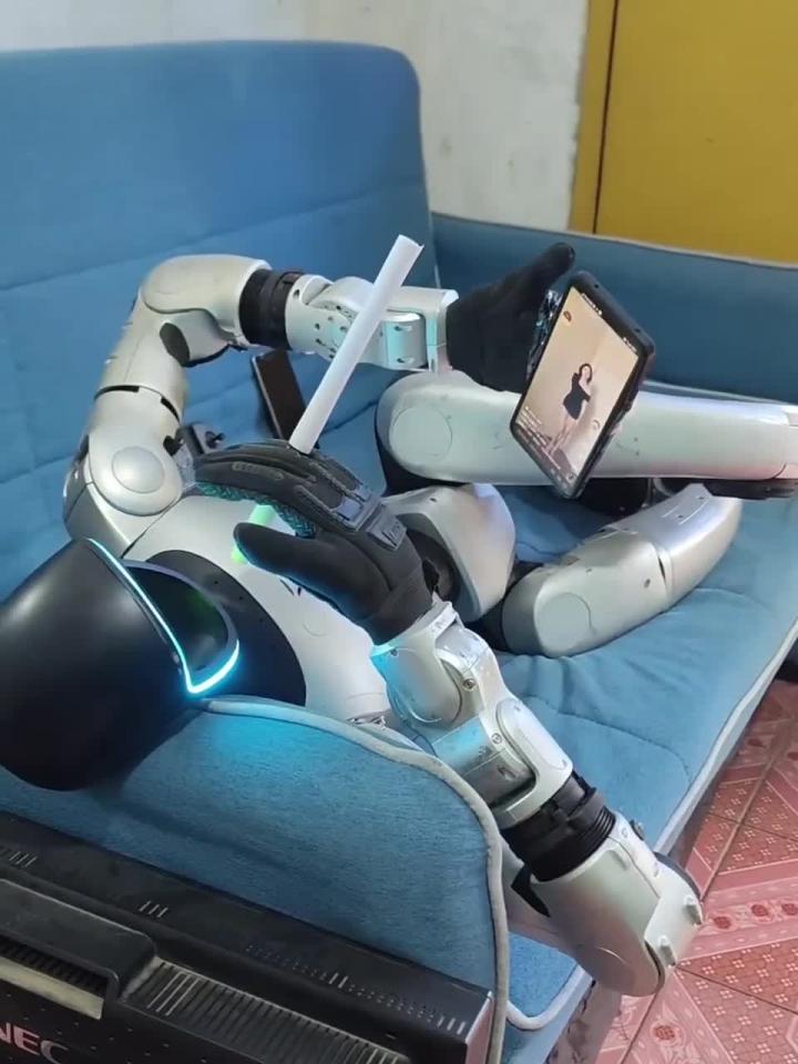 POV: ChatGPT отдыхает после тяжелой трудовой недели, во время которой он каждый день писал «Да, ты верно подметил!
