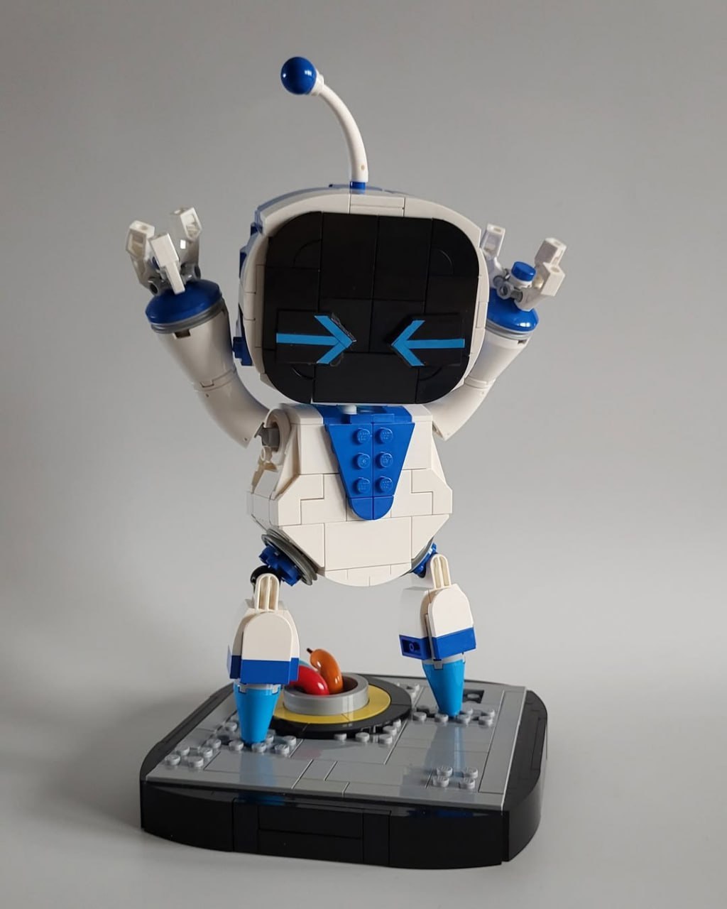 Астро Бота собрали из LEGO