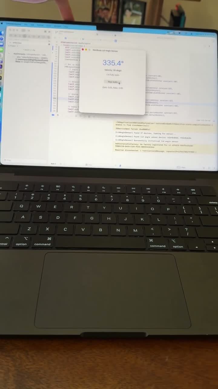 Мем дня: чувак привязал к своему MacBook звук открытия двери — теперь при изменении угла наклона экрана можно услышать скрип