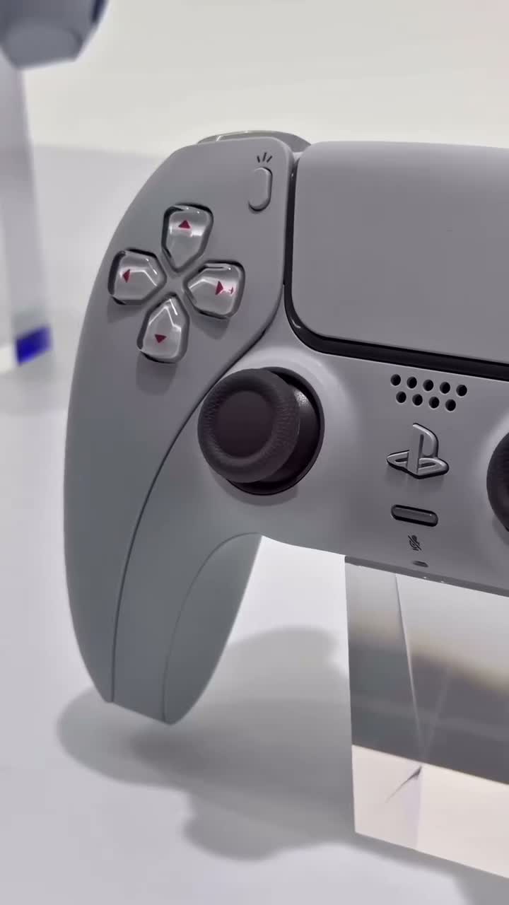 Как выглядит вблизи новый DualSense, выполненный в стиле God of War