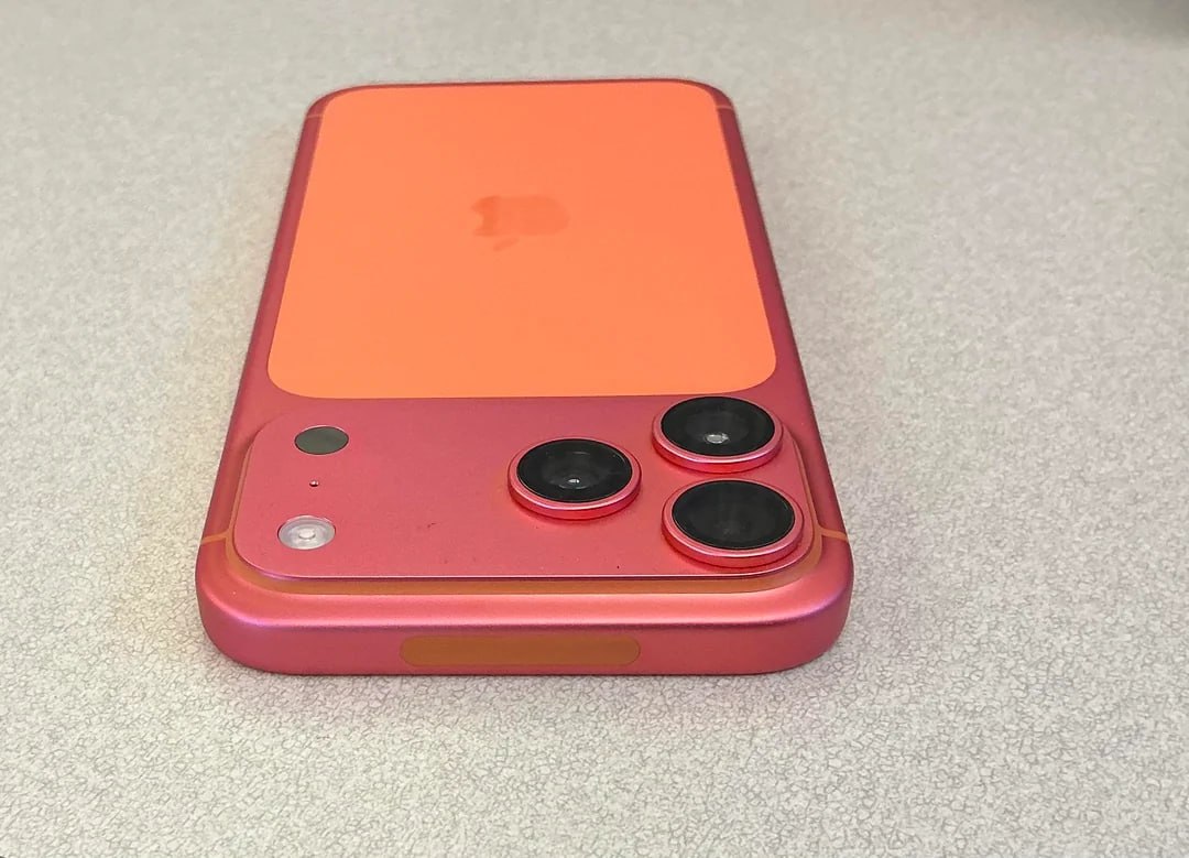 IPhone 17 Pro Max менять цвет: пользователи начали замечать, что металл на их новеньких смартфонах окисляется и меняет свой окрас