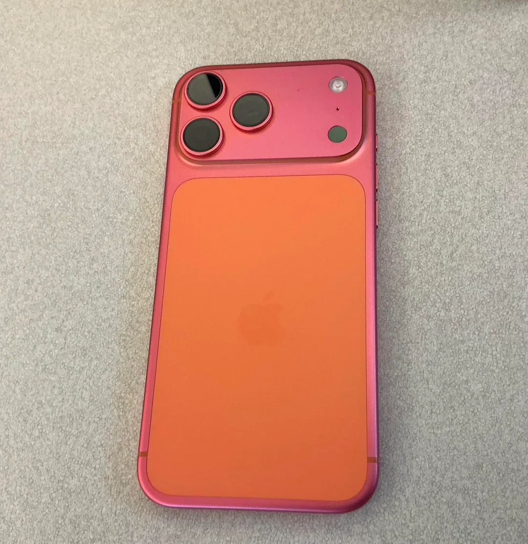 IPhone 17 Pro Max менять цвет: пользователи начали замечать, что металл на их новеньких смартфонах окисляется и меняет свой окрас