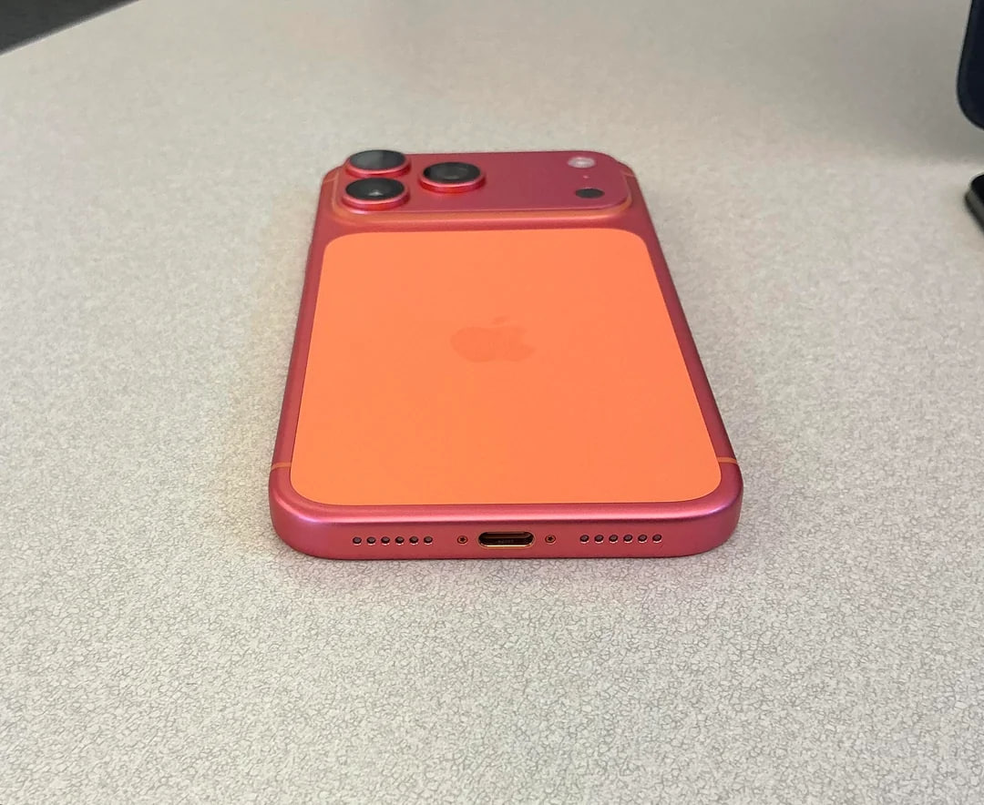 IPhone 17 Pro Max менять цвет: пользователи начали замечать, что металл на их новеньких смартфонах окисляется и меняет свой окрас