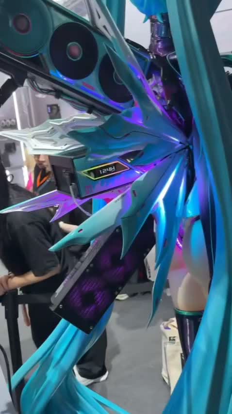 Гений собрал игровой ПК в виде Хатсунэ Мику