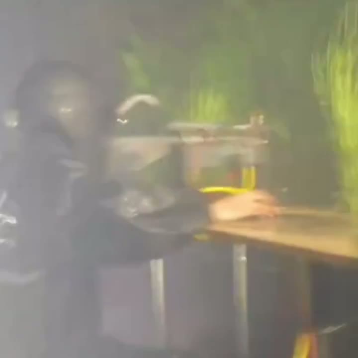 Китайский блогер собрал идеальный сетап для шутанов – при получении урона в него летят фейерверки и хлопушки, а когда противник выпускает очередь, нужно буквально надевать бронежилет